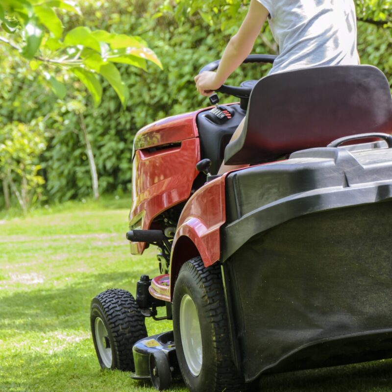 4 Benefits of Hiring a Professional Lawn Care Service